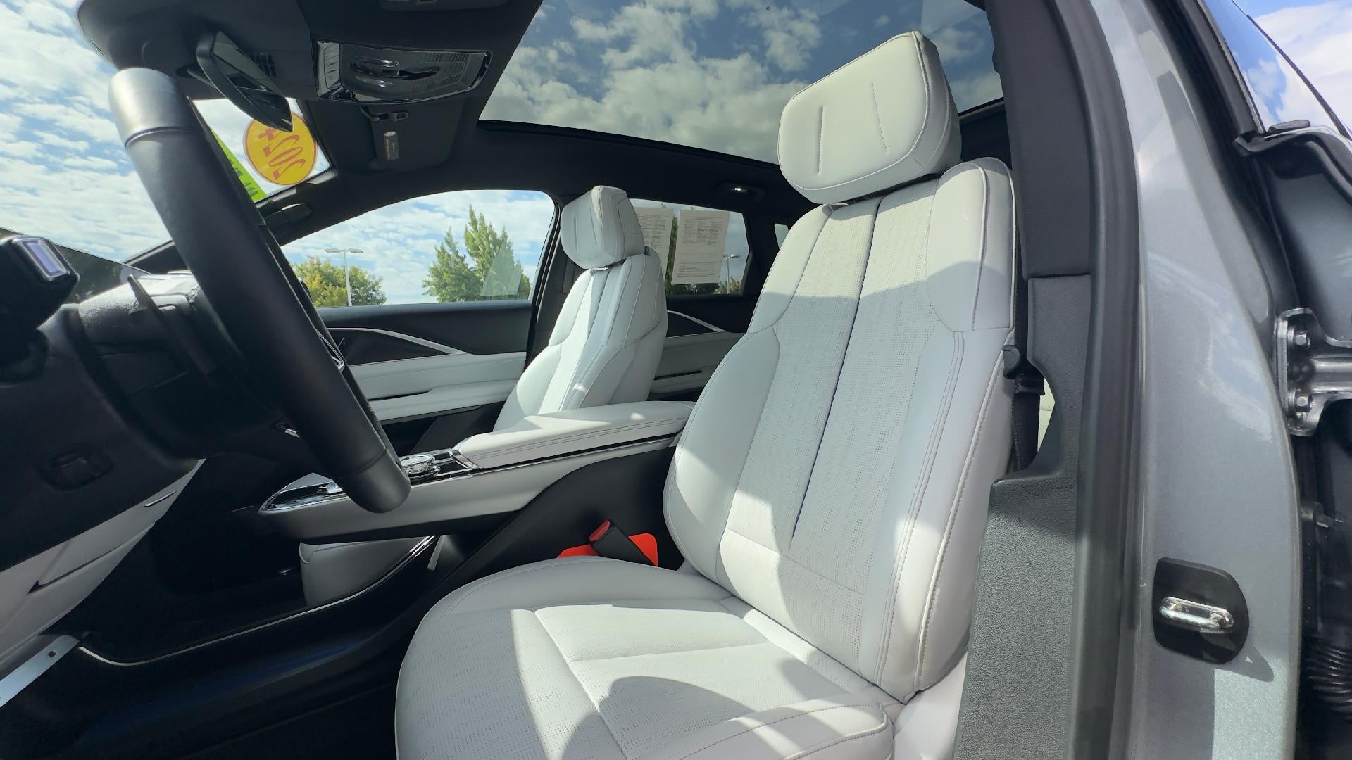 2024 Cadillac LYRIQ Luxury 1